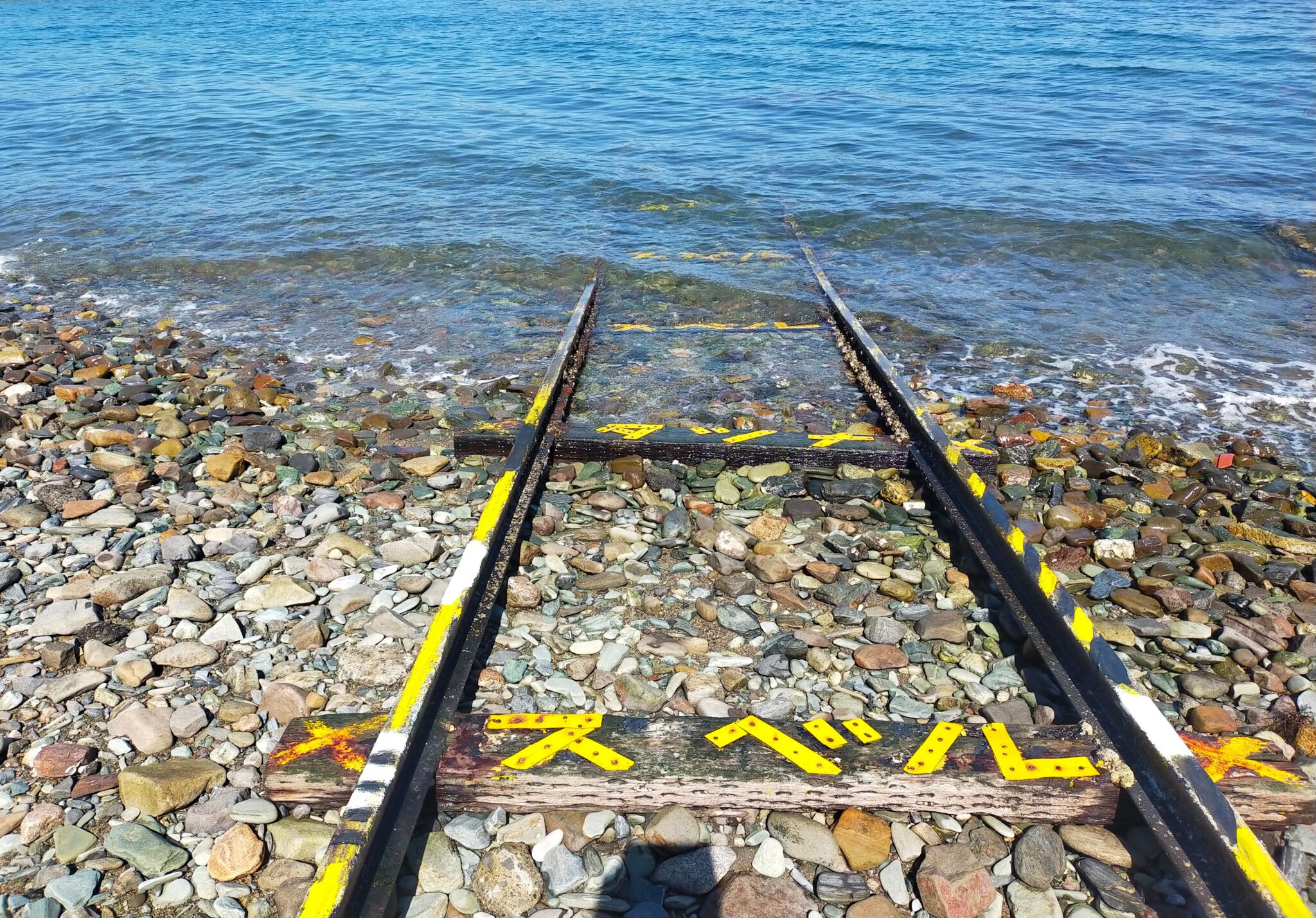 【愛媛】双海の“海へ続く線路”─まるで千と千尋の神隠しの世界へ | えひめのいいもの